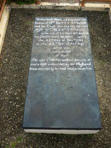 Der Mystery Tombstone auf Tobago in Trinidad und Tobago in der Karibik ist ein rätselhafter Ort den Touristen gerne beim Sightseeing besuchen