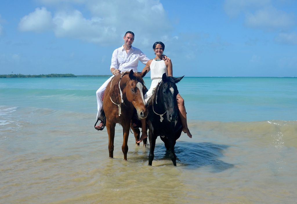 Hochzeit auf Tobago in der Karibik - erfüllen Sie sich den Traum von einer Hochzeit auf dem Rücken von Pferden am Traumstrand. Wir helfen mit einem Hochzeitsplaner und Weddingplanner auf Tobago bei der Organisation und Durchführung!