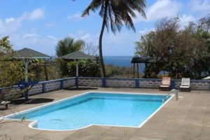 Swimming Pool im Garten am Richmond Great House in Belle Garden auf Tobago und Trinidad und Tobago