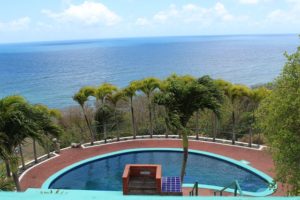 Blick auf den Swimming Pool und den Atlantik aus dem Breath of Heaven in Goodwood auf Tobago