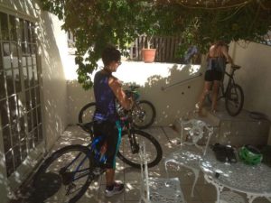 Preparation in the shade, before the sweat flows