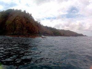 Die Küste an der Karibik auf Tobago und Trinidad und Tobago ist grün. Es gibt auch Sandstrand und Strand. Mit der Bootstour mit Alibaba aus Castara erkundet man die Insel. Auch mit BBQ im Nylon Pool und No Man´s Land.