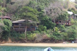 The Caribbean coast of Tobago and Trinidad and Tobago is green. There is also sandy beach and beach. With the boat tour with Alibaba from Castara one explores the island. Also with BBQ in Nylon Pool and No Man´s Land.