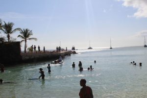 Reges Treiben in der Cotton Bay auf Tobago in Trinidad und Tobago in der Karibik zum Ende der Fahrt mit dem Katamaran Picante