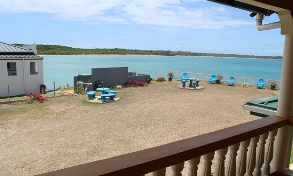 Blick vom Balkon des Reef View Apartemnts in Buccoo auf Tobago in der Karibik auf die Bucht von Buccoo, das Buccoo Reef und den Nylon Pool